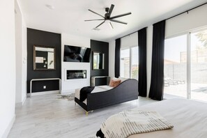 4 habitaciones, escritorio y tabla de planchar con plancha