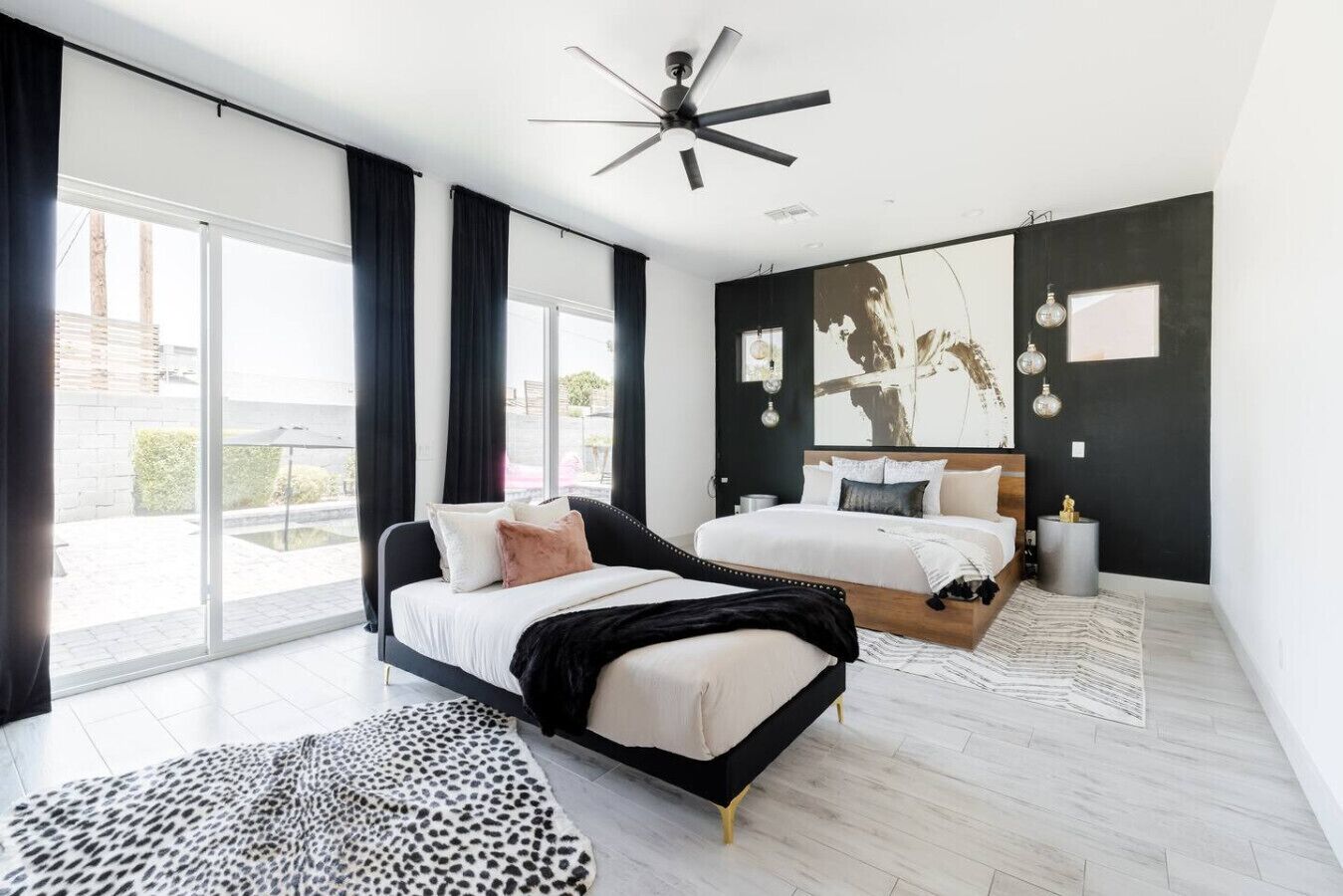 9 dormitorios, escritorio, tabla de planchar con plancha y cuna de viaje