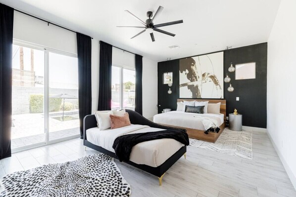 9 chambres, bureau, fer et planche à repasser, lit de bébé portatif