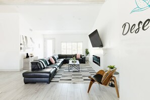 TV - 9BR retreat w/ fire pit & heated pool (Scottsdale)