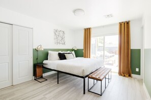 9 habitaciones, escritorio y tabla de planchar con plancha