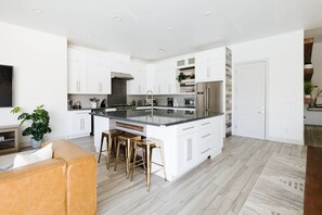 Réfrigérateur, four à micro-ondes, un four, surface de cuisson