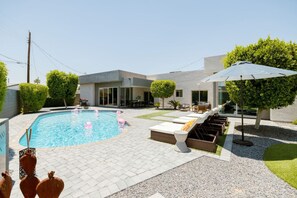 A heated pool - 9BR retreat w/ fire pit & heated pool (Scottsdale)