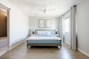 6 soverom, skrivebord, strykejern/-brett og reiseseng for barn