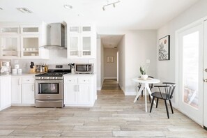 Køleskab, mikrobølgeovn, ovn, kogeplade