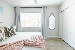 6 bedrooms, desk, iron/ironing board, travel cot
