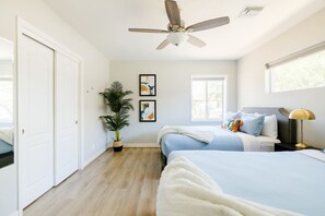 6 chambres, bureau, fer et planche à repasser, lit parapluie