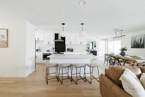 Køleskab, mikrobølgeovn, ovn, kogeplade