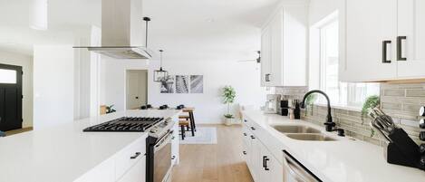 Refrigerador, microondas, horno, placa de cocina