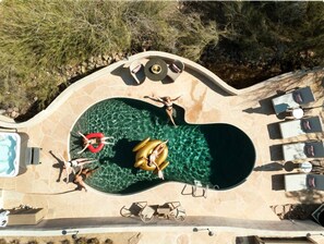 Et oppvarmet basseng