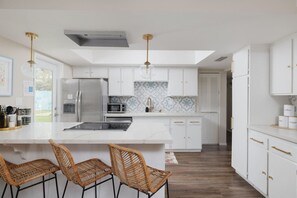 ثلاجة، ميكروويف، فرن، موقد طهي مسطح