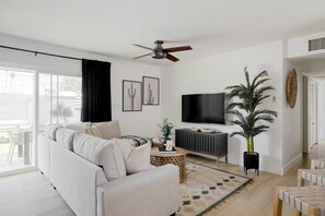 Una televisión, una mesa de tenis de mesa