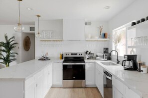 Køleskab, mikrobølgeovn, ovn, kogeplade