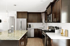 冷蔵庫、電子レンジ、オーブン、コンロ