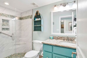 Douche, sèche-cheveux, serviettes fournies