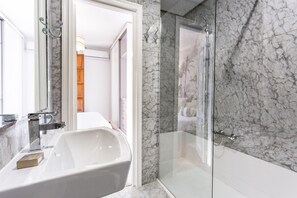 Douche, sĂšche-cheveux, serviettes fournies, savon