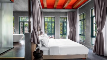 Doppia Luxury, vista giardino | Copriletto in piuma, minibar con snack e bevande gratuite, una scrivania