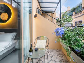 Cubrecamas, minibar con artículos gratuitos y escritorio 