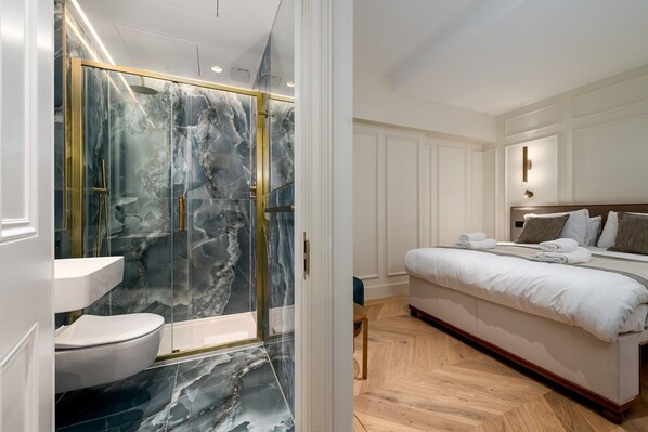 1 bedroom, desk, internet, bed sheets