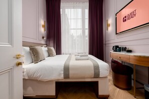 1 bedroom, desk, internet, bed sheets