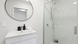 Shower, hair dryer, towels - Charming-on-fryer-central-apt-and-walk-to-town (Queenstown)