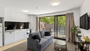 Smart TV - Charming-on-fryer-central-apt-and-walk-to-town (Queenstown)