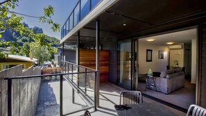 Outdoor dining - Charming-on-fryer-central-apt-and-walk-to-town (Queenstown)