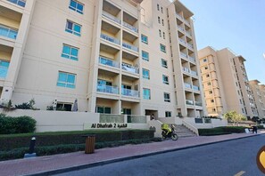 Exterior - Cozy 1-BR Apartment in Al Dhafrah 2, The Greens (Dubai)