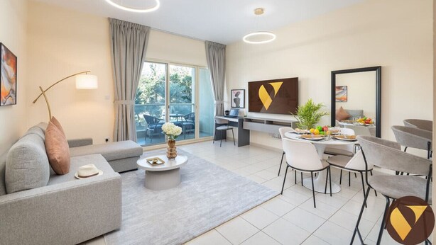 Un salon moderne comprenant un canapé, une table basse, un coin repas avec des chaises et une grande fenêtre avec des rideaux.
