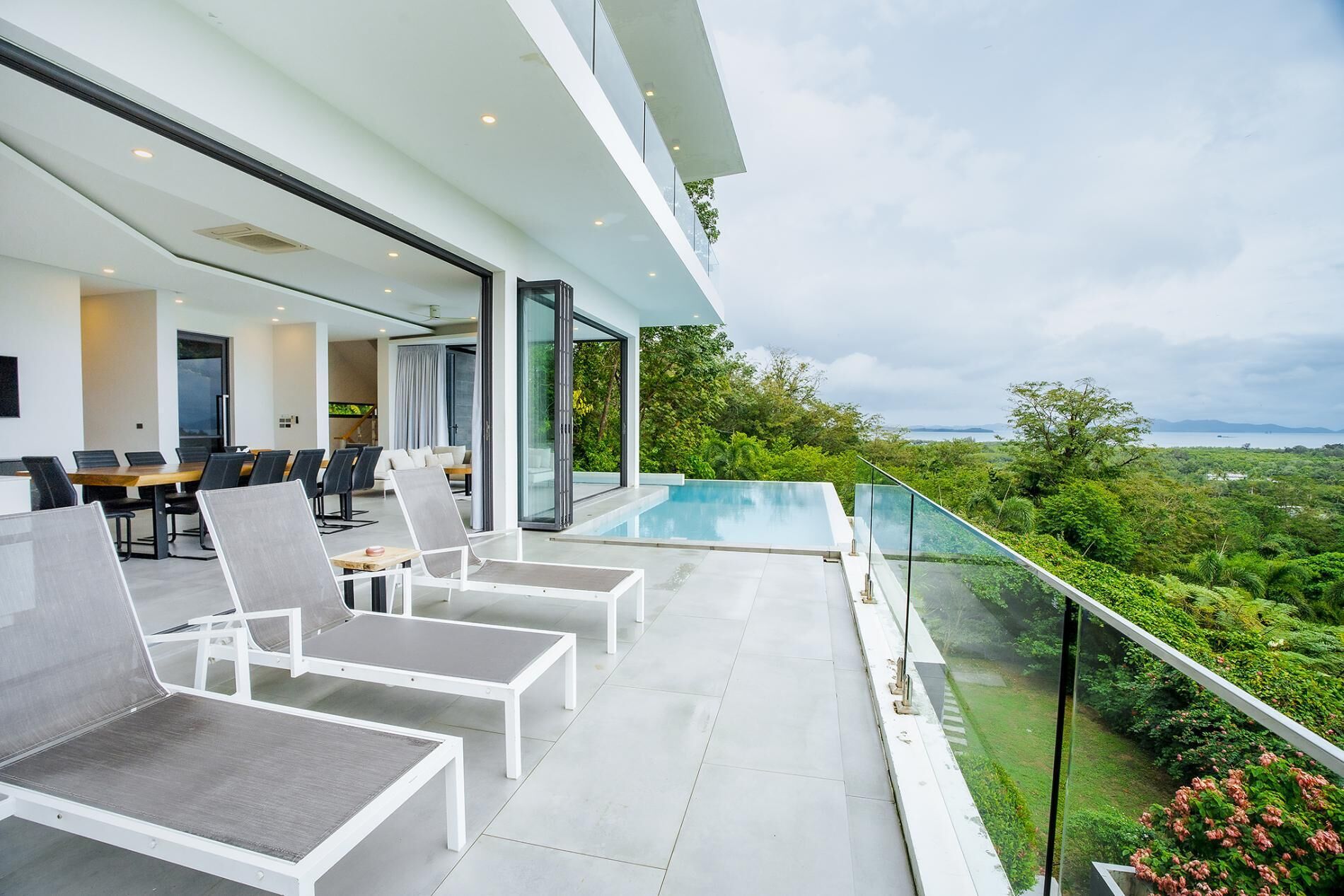 屋外ダイニングエリア