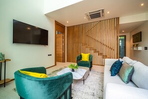 Smart TV - Yamu Hills 6 BDR Panoramic Sea View Luxury Vila (Pa Klok)