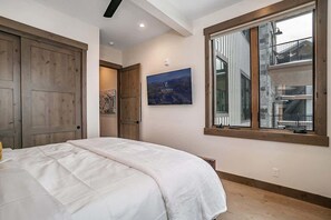 3 bedrooms, iron/ironing board, travel crib, WiFi