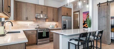 Frigorífic, microones, forn i placa de cuina