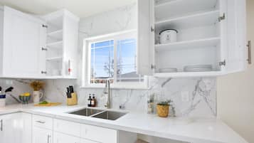 Jääkaappi, mikroaaltouuni, uuni, liesi