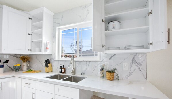 Réfrigérateur, micro-ondes, four, plaque de cuisson