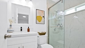 Sèche-cheveux, serviettes fournies, savon, shampoing