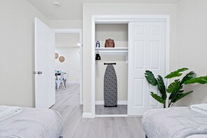 2 slaapkamers, een bureau, een strijkplank/strijkijzer, gratis wifi