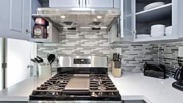 Een koelkast, een magnetron, een oven, een kookplaat