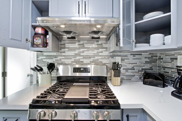 Een koelkast, een magnetron, een oven, een kookplaat