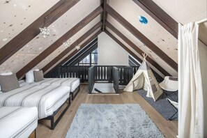 4 bedrooms, desk, travel cot, free WiFi