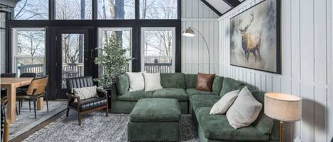 Una Smart TV, una chimenea