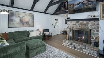 Een smart-tv en een open haard