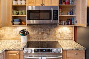 Fridge, microwave, oven, stovetop - True Ski-in/Ski-Out, 3500 Sqft, Hot Tub, Wet Bar, Sleeps 16 (Beech Mountain)