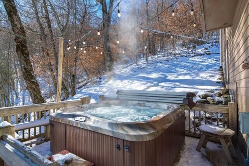 Large, Ski-in/Ski-Out, Hot Tub, Wet Bar, Sleeps 16