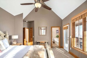 5 bedrooms, desk, iron/ironing board, travel crib