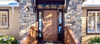 True Ski-in/Ski-Out, 3500 Sqft, Hot Tub, Wet Bar, Sleeps 16