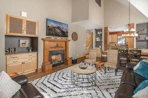 Smart TV, fireplace, books - True Ski-in/Ski-Out, 3500 Sqft, Hot Tub, Wet Bar, Sleeps 16 (Beech Mountain)