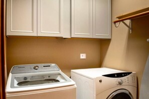 Interior - True Ski-in/Ski-Out, 3500 Sqft, Hot Tub, Wet Bar, Sleeps 16 (Beech Mountain)