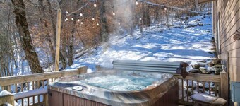 True Ski-in/Ski-Out, 3500 Sqft, Hot Tub, Wet Bar, Sleeps 16