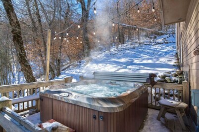 True Ski-in/Ski-Out, 3500 Sqft, Hot Tub, Wet Bar, Sleeps 16